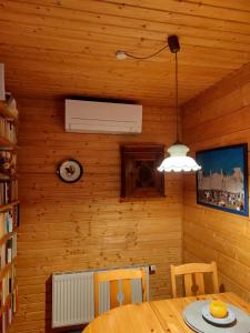 uma sala de jantar com uma mesa e uma ventoinha de tecto em Ferienwohnung Heucke em Berlim