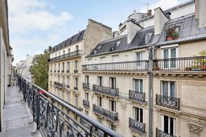 - un balcon offrant une vue sur un bâtiment dans l'établissement Pick A Flat's Apartments in Champs Elysées - Rue du Colisée, à Paris