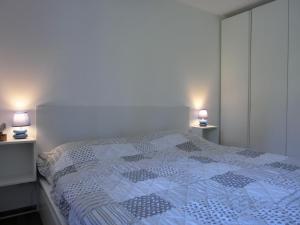 um quarto com uma cama com 2 candeeiros em ambos os lados em Ferienwohnung KWi 12 EG em Graal-Müritz