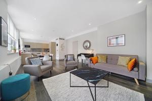 uma sala de estar com um sofá e duas cadeiras em Lux Apartments next to Oxford Circus FREE WIFI & AIRCON by City Stay Aparts London em Londres