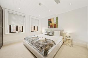 Ένα ή περισσότερα κρεβάτια σε δωμάτιο στο Lux Apartments next to Oxford Circus FREE WIFI & AIRCON by City Stay Aparts London