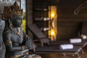 a statue of a woman with a crown on her head at Session Hotel Ráckeve in Ráckeve +85 photos