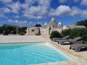 une villa avec une piscine et une maison dans l'établissement Antico Trullo Ulmo, à Ceglie Messapica