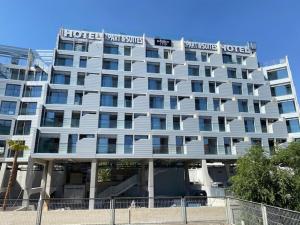 un gran edificio de hotel con un cartel en Ekilibrio Hotel & Apart-Suites, en Madrid