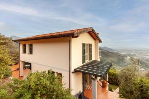 uma casa com um painel solar ao lado em Villa Martina em Pietrasanta