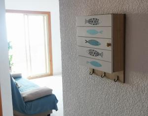 uma cómoda com autocolantes de peixe num quarto em Piso acogedor muy bien situado en Puerto Mazarrón em Puerto de Mazarrón