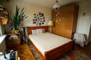 um quarto com uma cama num quarto em Nature lovers place em Varėna I