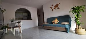 a living room with a blue couch and a mirror at Piso acogedor muy bien situado en Puerto Mazarrón in Puerto de Mazarrón