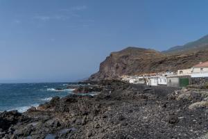 uma aldeia na costa rochosa do oceano em El Pajero de Floreal em Mazo