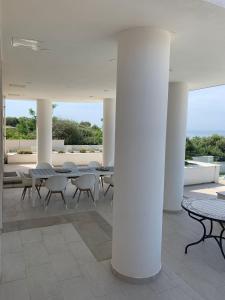 grupa stołów i krzeseł w budynku w obiekcie Resort Villa Moses w Novalji