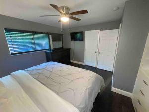Un ou plusieurs lits dans un hébergement de l'établissement Beautiful, quiet & cozy home near Lake Worth Beach