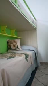 ein Schlafzimmer mit einem Bett in einem Zimmer in der Unterkunft Appartamento nel cuore delle Alpi in Susa