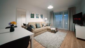 ein Wohnzimmer mit einem Sofa und einem Tisch in der Unterkunft Sweet memories Apart Coresi 2 in Braşov