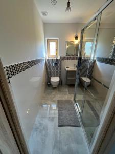 Kúpeľňa v ubytovaní Osada Marcowa - Niebieski Domek z sauną & jacuzzi + 37 fotografií