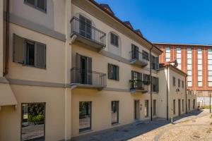 budynek z oknami i balkonami na ulicy w obiekcie Il terrazzo segreto al Balon by Wonderful Italy w Turynie