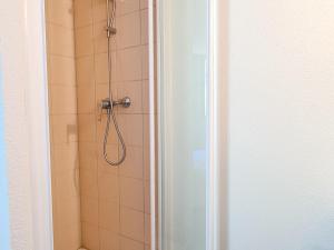 una ducha con cabezal de ducha en un baño en Appartement moderne 3 pièces à Flaine, capacité 6 personnes - FR-1-425-3, en Flaine