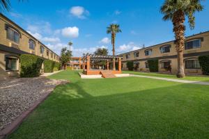 une grande cour avec un kiosque en face d'un bâtiment dans l'établissement Quality Inn & Suites Goodyear - Phoenix West, à Goodyear