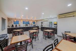 古德伊尔品质套房酒店餐厅或其他用餐的地方
