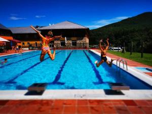 Bazén v ubytování Szent Orbán Erdei Wellness Hotel és Residence nebo v jeho okolí