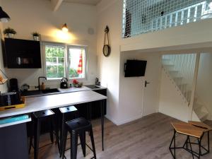 Köök või kööginurk majutusasutuses L Annexe - Studio avec Piscine Privee