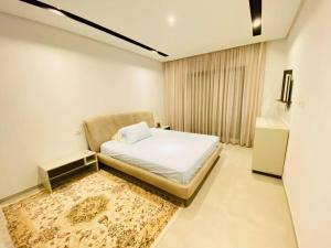 - une petite chambre avec un lit et un tapis dans l'établissement Sousse Sahloul apartment de luxe 10 min de la mer, à Sousse