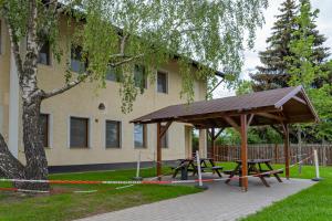 un parque con una mesa de picnic y un pabellón en Ecostel Budaörs, en Budaörs