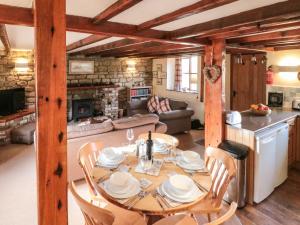 ウィットビーにあるGoathland Cottageのキッチン、リビングルーム(テーブル、椅子付)