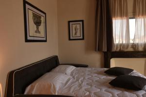 A bed or beds in a room at HR BEDROOMS IN FLORENCE