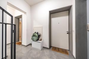korytarz z dużymi drzwiami w białej ścianie w obiekcie Renovated APT with Garden & Veranda! w Mediolanie +9 zdjęć
