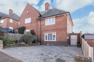 a brick house with a driveway in front of it at City Home from Home - Peaceful, Cosy & Modern 2Bed house in Nottingham