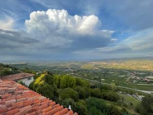 uitzicht op de stad vanaf een dak bij La Vista Barolo in La Morra in La Morra