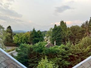 einen Blick vom Balkon eines Hauses mit Bäumen in der Unterkunft Ardenbeg in Grantown on Spey