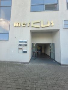 um sinal de suricatos na lateral de um edifício em Neptun em Legnica