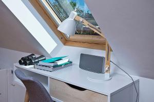 biurko z lampką i komputerem w obiekcie The Pheasantry w mieście Wymondham