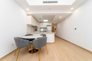 Fotografie z fotogalerie ubytování ALH Vacay - Contemporary One Bedroom in Jumeirah Garden City v Dubaji