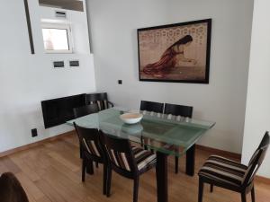 A seating area at Luxury Living Athens by YHA