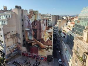 un edificio con un grande murale sul lato di Luxury Living Athens ad Atene