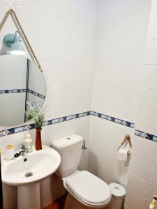 Koupelna v ubytování La Casa Junto al Sendero del Río & Piscina # aire acondicionado