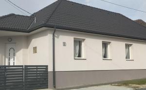 una casa blanca con techo negro en Villa Anna, ingyenes Wifivel és parkolással., en Zalaegerszeg