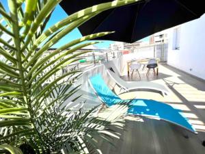 un patio con mesa, sillas y sombrilla en GAUTHIER Living By ShortStayCasa 1BED or 2BEDS - THE HEART OF TOWN en Casablanca