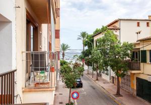 eine Straße in einer Stadt mit einem Auto auf der Straße in der Unterkunft Rieres in Port de Pollença