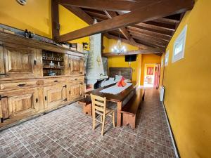 モンタレーグレにあるCasa do Rolo by Trip2Portugalの木製テーブルと黄色の壁が備わるキッチン