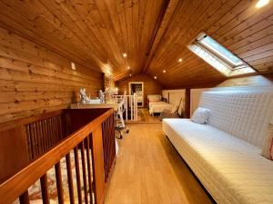 Habitación con techo de madera y sofá. en Casa do Rolo by Trip2Portugal en Montalegre