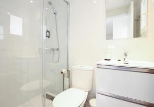 ein weißes Badezimmer mit Toilette und Dusche in der Unterkunft Rieres in Port de Pollença + 8 Fotos