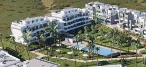 um grande edifício branco com piscina e palmeiras em Serenity Views 3 bedroom seaview em Estepona