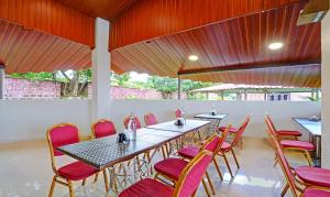 a dining room with a table and chairs at Treebo Trend Vhyomaan Resort in Mahabaleshwar