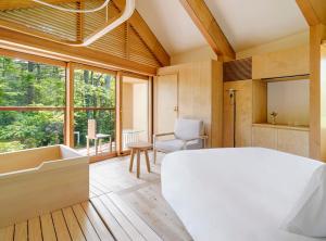 輕井澤的住宿－SHISHI-IWA-HOUSE Karuizawa，卧室配有白色的床和窗户。