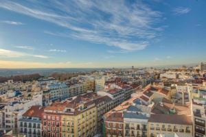 une vue aérienne sur une ville avec des bâtiments dans l'établissement Apartamento loft en plaza España - gran vía, à Madrid