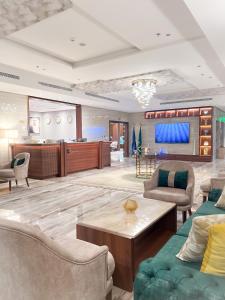 فندق ليفيل ناين Level Nine Hotel في جدة: غرفة معيشة مع أريكة وطاولة