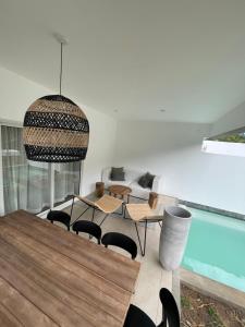 Kolam renang di atau dekat dengan Black River villa W17 +5 gambar